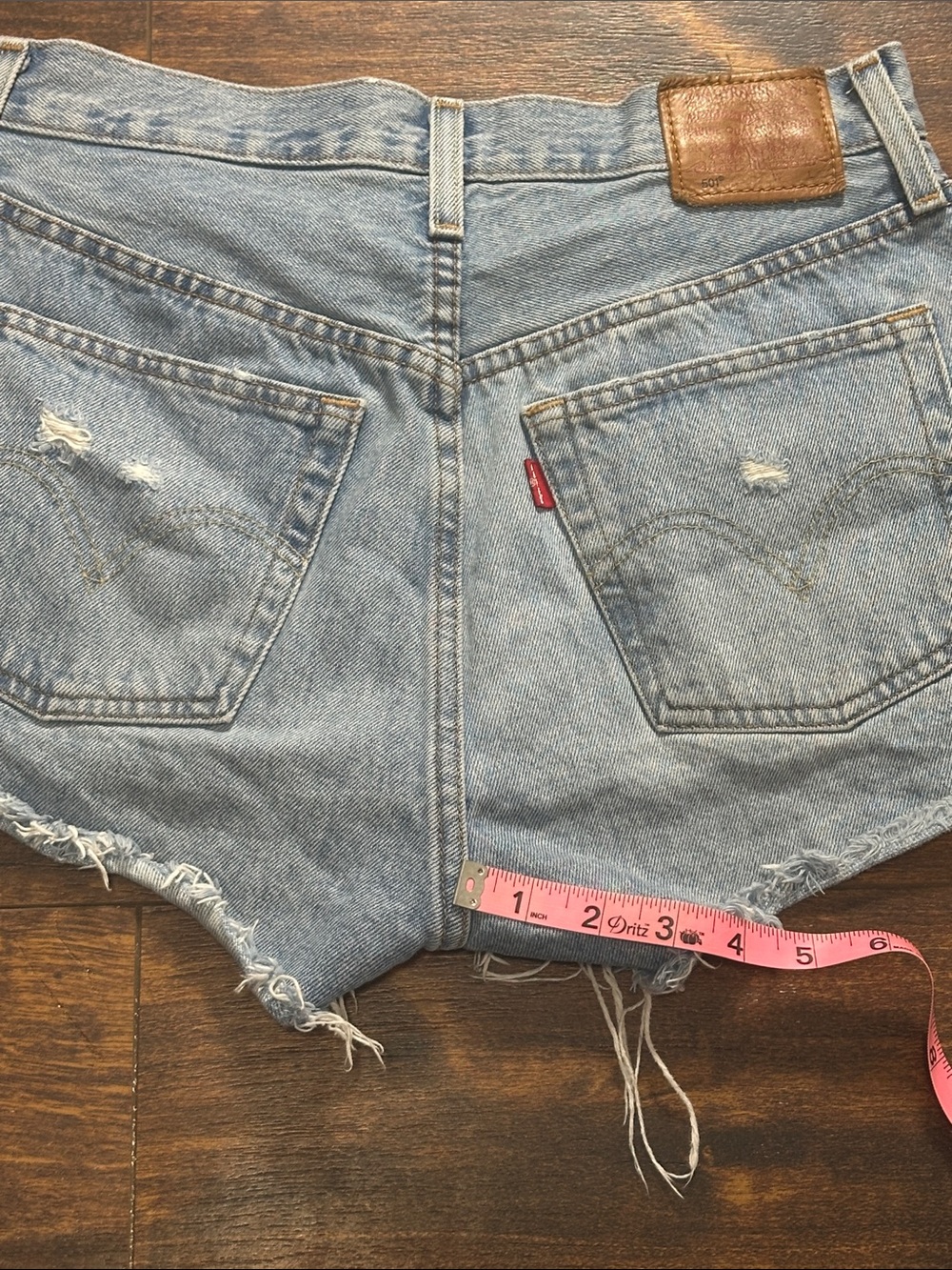 🔥 Levi’s Premium Distressed Cutoff Shorts W26 Like New 👖 - Picture 5 of 6